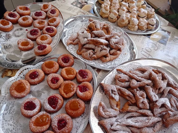 Itt a farsang, áll a bál